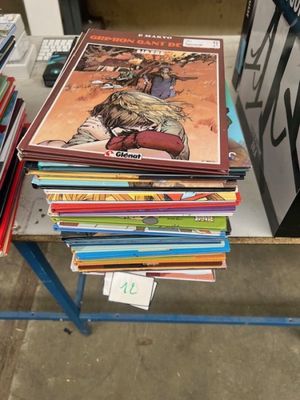 une pile de bandes dessinées posée sur une table dans un magasin