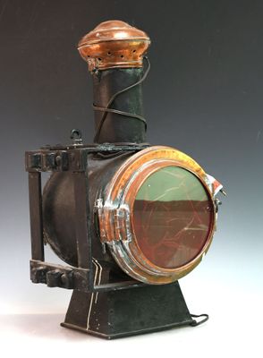 une locomotive à vapeur d'antan équipée d'un phare