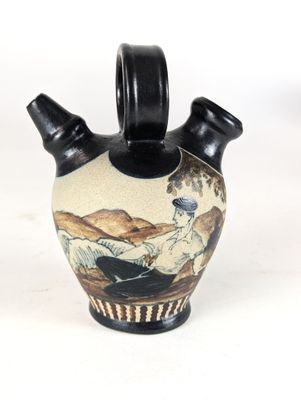 un vase avec une peinture sur une surface blanche