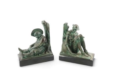 paire de serre-livres Art déco représentant un homme et une femme assis sur un rocher