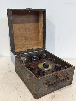 une vieille valise remplie de toutes sortes de choses