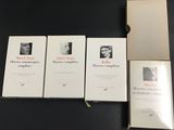trois livres sont posés sur une table les uns à côté des autres