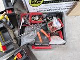 une boîte d'outils posée sur le sol à côté d'une boîte d'outils