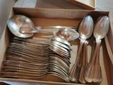 un lot de cuillères en argent et de cuillères dans une boîte