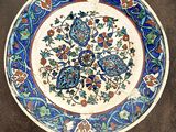 une assiette bleue et blanche ornée d'un motif floral