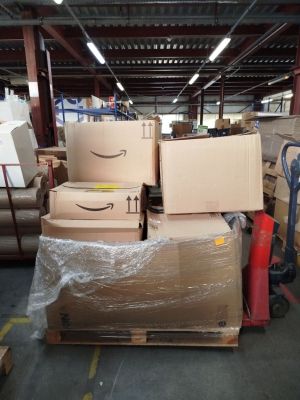 de nombreux cartons empilés les uns sur les autres dans un entrepôt