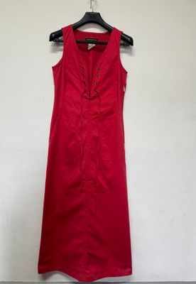 une robe rouge suspendue à un cintre contre un mur
