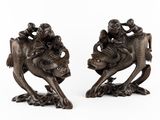 paire de figurines en bronze représentant un homme chevauchant un taureau et une femme à cheval