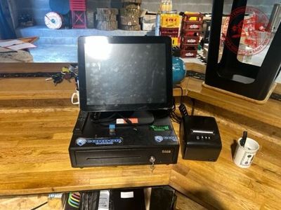 un ordinateur portable posé sur un bureau en bois