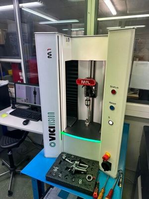 une machine posée sur une table bleue