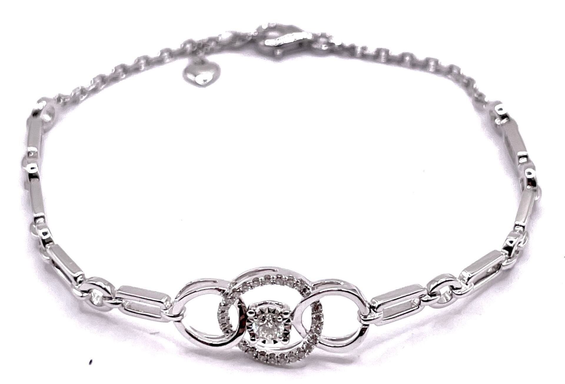 Bracelet or blanc 18k 750/1000, poinçon « tête d'aigle » orné d'un motif serti en contre d'un diamant taille moderne ...
