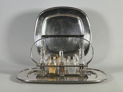 un plateau en argent avec un plateau en argent avec un plateau en argent avec un plateau en argent avec un plateau en argent avec un plateau en argent avec un plateau en argent avec un plateau en argent