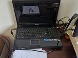 un ordinateur portable posé sur un bureau à côté d'un téléphone portable