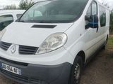 une camionnette blanche garée dans un parking