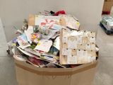une boîte en carton remplie de courrier, posée sur une palette