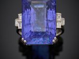 une bague en tanzanite et diamants