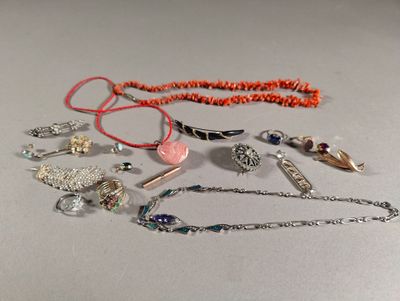 tout un tas de colliers et de bracelets différents posés sur la table