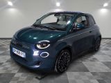la petite voiture bleue est garée sur un sol en damier