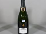 deux bouteilles de champagne posées l'une à côté de l'autre sur une table