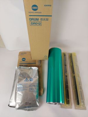 une boîte contenant un rouleau de papier, un rouleau de ruban adhésif, un rouleau de ruban adhésif, un rouleau de ruban adhésif et un rouleau de ruban adhésif
