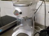 une machine posée sur le comptoir d'une cuisine