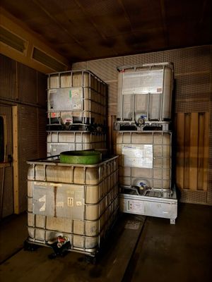 Ensemble de 4 x cuves vides type IBC (environ 1000 L chacune…