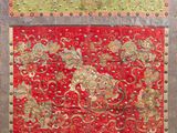 un gros plan d'une œuvre d'art exposée sur un mur