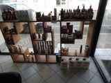 de nombreux flacons de parfum sur les rayons du magasin