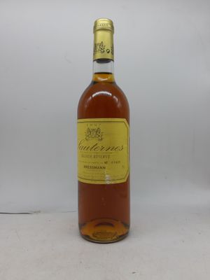 une bouteille de vin posée sur une table blanche