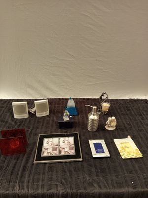 Lot de 800 pièces comprenant : des cadres, des bougeoires, d…