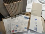 une boîte de courrier posée sur une table à côté d'une pile de livres