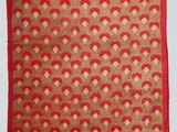un tapis en brocart rouge et or orné d'un motif