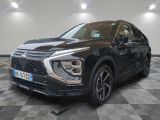 Un SUV noir est garé dans une grande pièce au sol à carreaux.