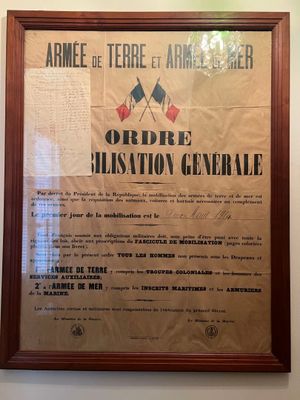 Un ancien document militaire français est accroché au mur d'une pièce