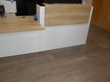 un bureau avec un ordinateur dans une pièce