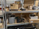 une étagère contenant de nombreux objets dans une pièce