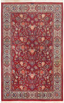 un tapis rouge avec un motif floral sur fond blanc