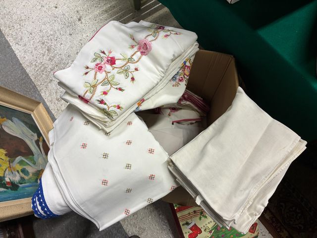 lot de services de table brodés, linges anciens