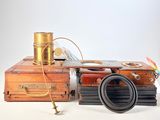 un vieil appareil photo et quelques autres objets posés sur une table