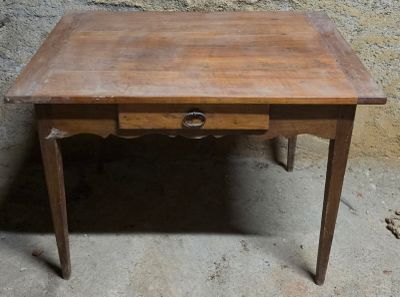 une petite table en bois avec un tiroir en dessous