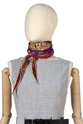 un mannequin avec une écharpe autour du cou