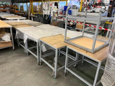 de nombreuses tables alignées dans une pièce