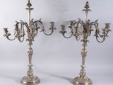 paire de chandeliers plaqués argent ornés de fleurs et de feuilles