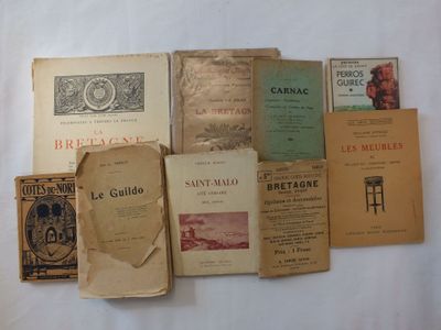 de nombreux livres anciens posés sur une table blanche