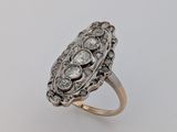 gros plan d'une bague en diamant sur une surface blanche
