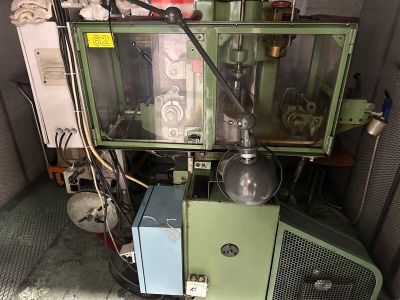 une machine qui se trouve à l'intérieur d'un bâtiment
