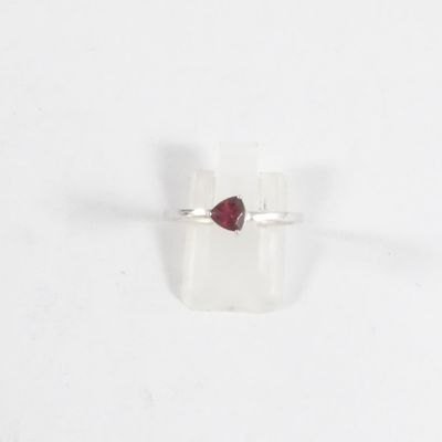 Gros plan sur une bague ornée d'une pierre rouge