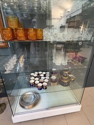 une vitrine en verre remplie de nombreux cupcakes