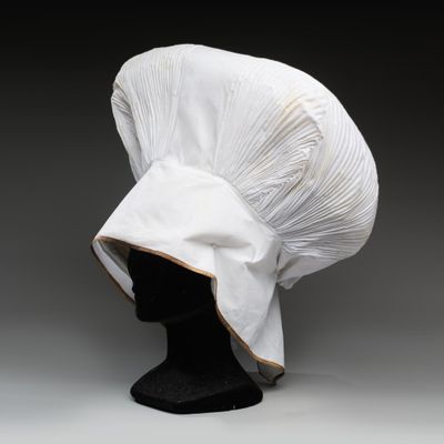 un gros plan d'un chapeau blanc sur une tête de mannequin