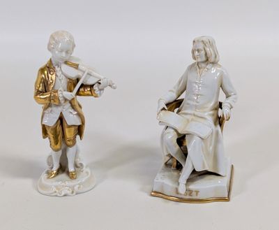 deux figurines en porcelaine représentant un homme jouant du violon et une femme assise sur une chaise